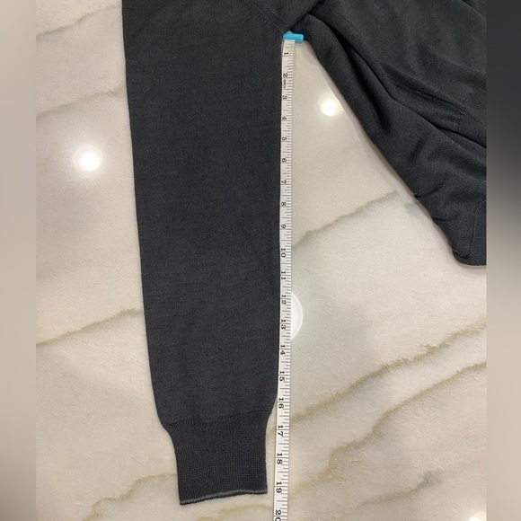 Neiman Marcus Men’s Merino Wool Blend Charcoal Gray Sweater, size Medium - Picture 6 of 8